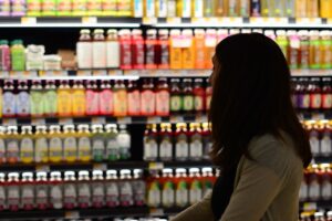 ショッピングをする女性
